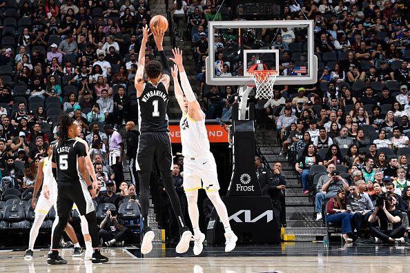 من مباراة يوتا جاز وسان أنطونيو سبيرز