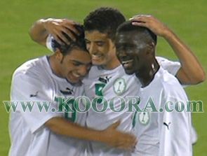 الصويلح الى اليسار في فرحة سابقة مع المنتخب السعودي .