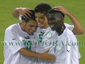 الصويلح الى اليسار في فرحة سابقة مع المنتخب السعودي .