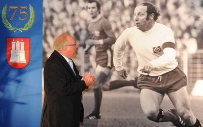 الأسطورة سيلر يشاهد صورته عندما كان لاعباً مع فريق هامبورج الألماني