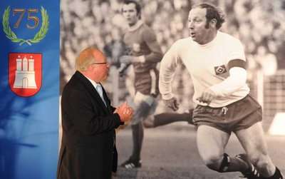 الأسطورة سيلر يشاهد صورته عندما كان لاعباً مع فريق هامبورج الألماني