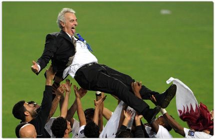 فرحة لاعبي السد بعد نهاية المباراة مع المدرب 