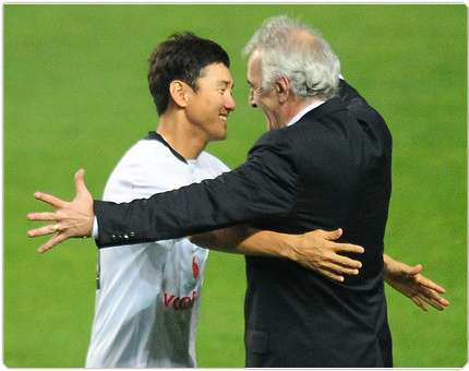 لي جونج سو ( يسار ) يحتفل مع المدرب فوساتي بعد فوزه بالبطولة