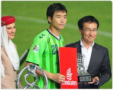 لي دونج جوك يتحصل على جائزة أفضل لاعب بدوري أبطال آسيا 2011