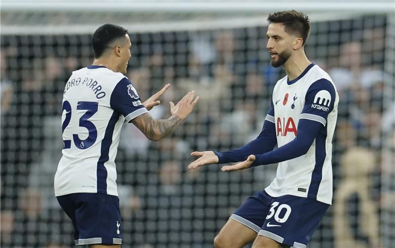 لاعبو توتنهام