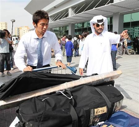 لاعب الوسط هيروشي كيوتاكي عند وصوله للعاصمة القطرية الدوحة