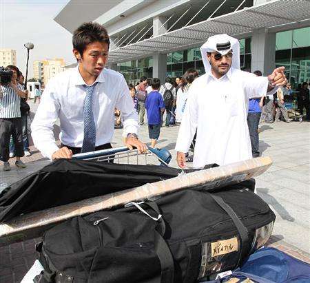 لاعب الوسط هيروشي كيوتاكي عند وصوله للعاصمة القطرية الدوحة