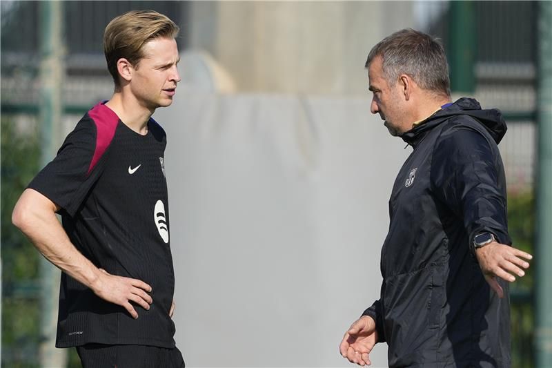 دي يونج مع مدربه هانز فليك