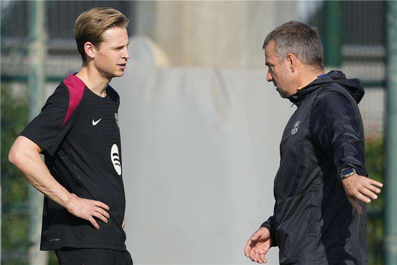 دي يونج مع مدربه هانز فليك