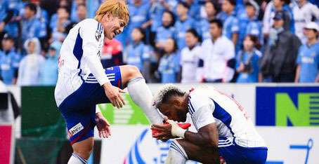 فرحة لاعبي يوكوهاما إف مارينوس