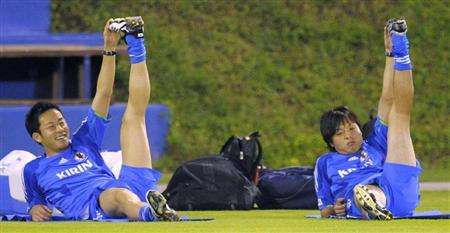 مايا يوشيدا ( يسار ) بجانب ياسوهيتو إيندو في معسكر الدوحة