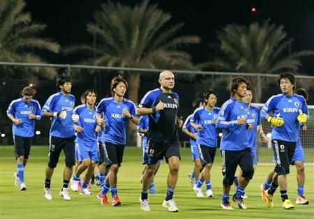 تدريبات لاعبي منتخب اليابان يوم أمس بالعاصمة القطرية الدوحة