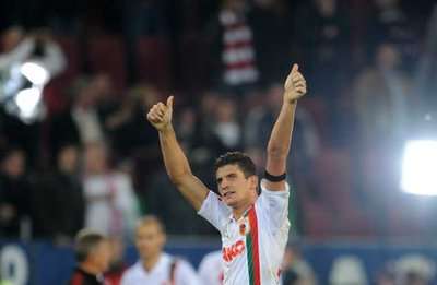 ماريو جوميز لاعب بايرن ميونيخ يحيى الجماهير