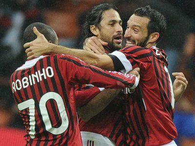 لاعب ميلان زامبروتا يعانق زملائه عقب التهديف فى مرمى كاتانيا