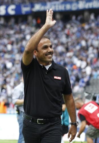 يوس لوهوكاي المدير الفني لفريق أوجسبورج 