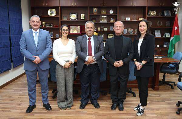 من الاجتماع