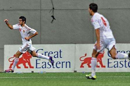 عبدالله ذيب فرحا بعد تسجيل الهدف الاول بمرمى سنغافورة ذهابا