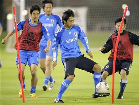 كينجو ناكامورا وخلفه اللاعبان كاجاوا وإيندو يتدربون في الدوحة