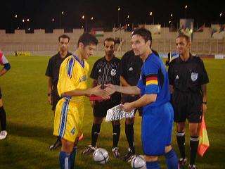 صورة من تبادل الشعارات بين كباتن الفريقين بعدسة كوورة