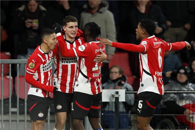 لاعبو أيندهوفن