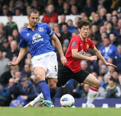  Phil Jagielka (L) tackles Manchester United's Ji-Sung Park 