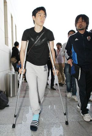 صورة تعود لشهر يناير الماضي عندما عاد كاجاوا لليابان وهو مصاب 