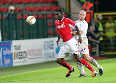 بنتيكي بالزي الأحمر ينطلق بالكرة