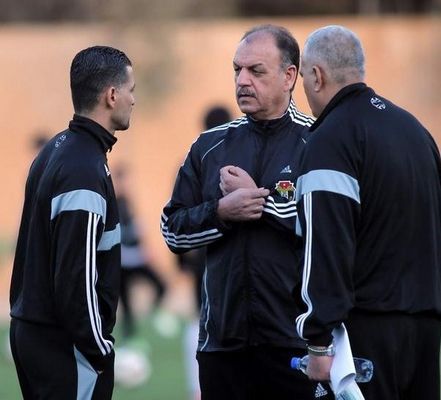 حمد يتحدث مع اللاعب بشار بني ياسين خلال تدريبات منتخب الأردن