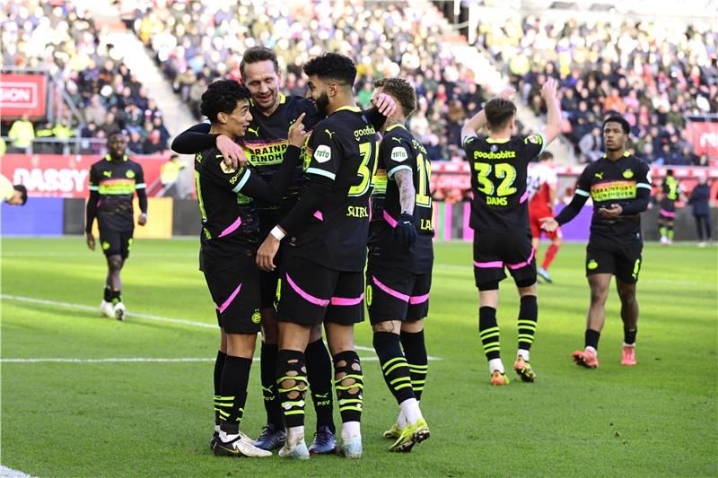 لاعبو آيندهوفن