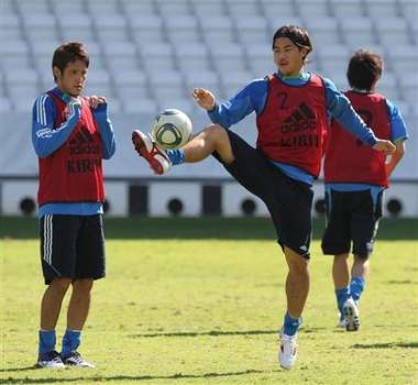 شينجي أوكازاكي ( يمين ) وهاجيمي هوسوجاي في التمرين الأخير