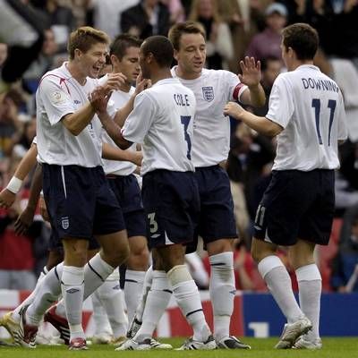 لاعبي المنتخب الانجليزي فرحين بالفوز
