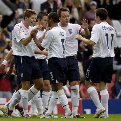 لاعبي المنتخب الانجليزي فرحين بالفوز