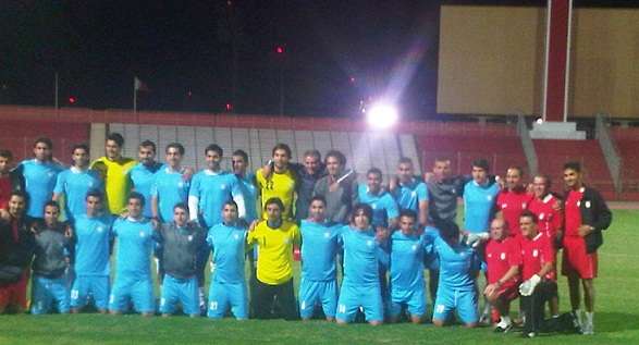 لقطة جماعية لاعضاء المنتخب الايراني قبيل تدريبهم على استاد البحرين الوطني الليلة