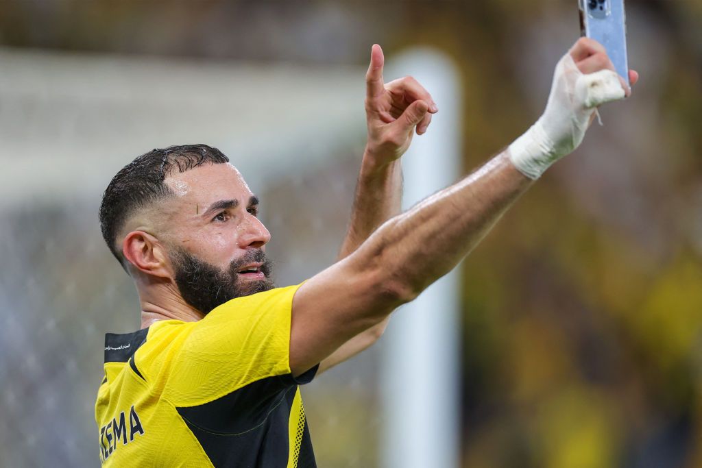 بنزيما يلتقط "سيلفي الكلاسيكو"