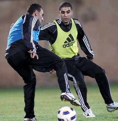 شلباية يحاور زميله باسم فتحي في تدريب منتخب الأردن