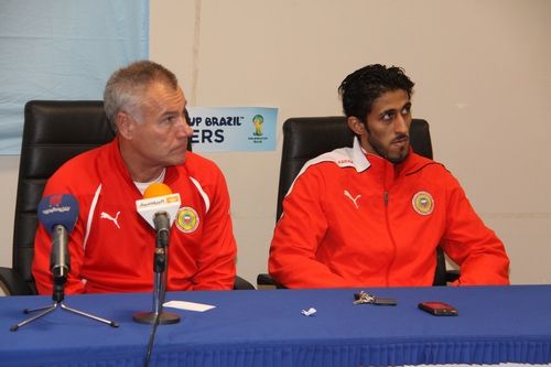 بيتر تايلور المدير الفني لمنتخب البحرين واللاعب إسماعيل عبداللطيف أثناء المؤتمر الصحفي