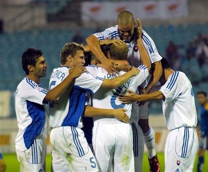 فرحة لاعبي منتخب سلوفاكيا 