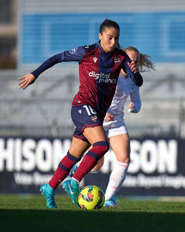 أنيسة لحماري ضد مدريد سي إف إف