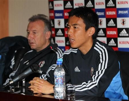 قائد المنتخب الياباني ماكوتو هاسيبي بجانب زاكيروني في المؤتمر الصحفي