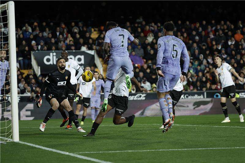 لقاء سابق بين الفريقين