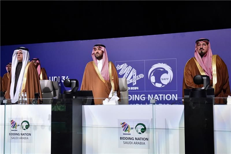 عبد العزيز بن تركي الفيصل (في المنتصف)