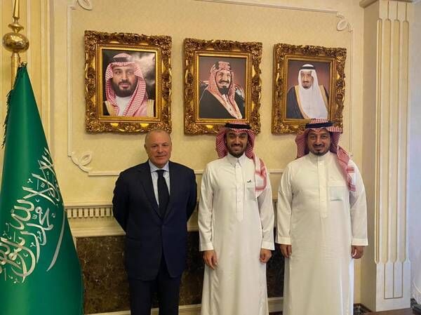 أبوريدة مع وزير الرياضة السعودي وياسر المسحل