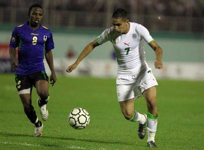 رياض بودبوز لاعب سوشو الفرنسي ينطلق بالكرة 