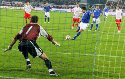 ليتمانن لحظة تسجيله الهدف الثاني من ركلة جزاء 