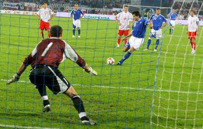 ليتمانن لحظة تسجيله الهدف الثاني من ركلة جزاء 