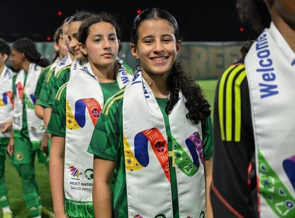 الشعار مع ناشئات السعودية