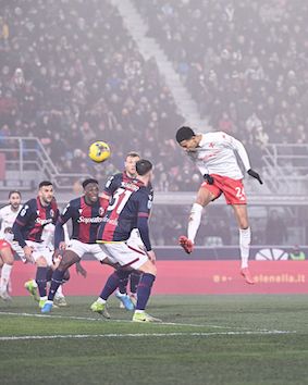 جانب من لقاء بولونيا وفيورنتينا