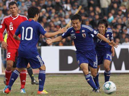 المدافع ياسويوكي كونو يحتفل بعد إحرازه الهدف الأول بالمباراة