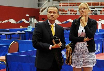 راؤول كالين متفقدا الصالة الرياضية التي ستحتضن البطولة