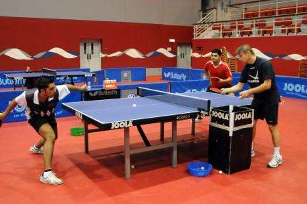 مدرب منتخب البحرين بورس في تدريبات أمس